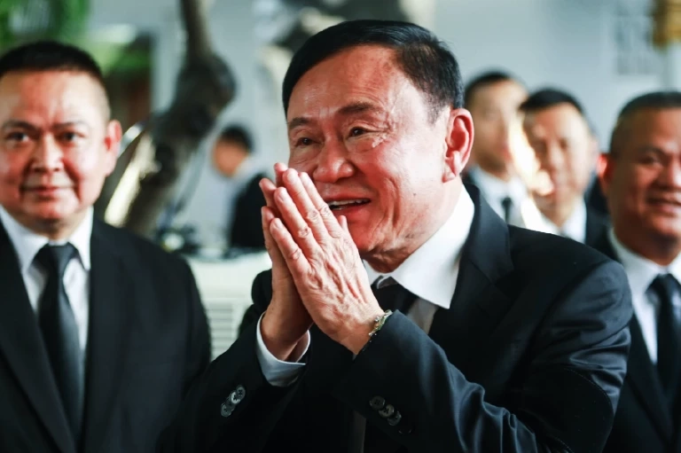 "ทักษิณ" ยังหลบสื่อ เข้าฟังสืบพยานโจทก์คดี 112 วันที่สอง ด้าน "ทนายวิญญัติ" เผยหลังสืบพยานวันแรกคุยกันแค่เรื่องคดีความ