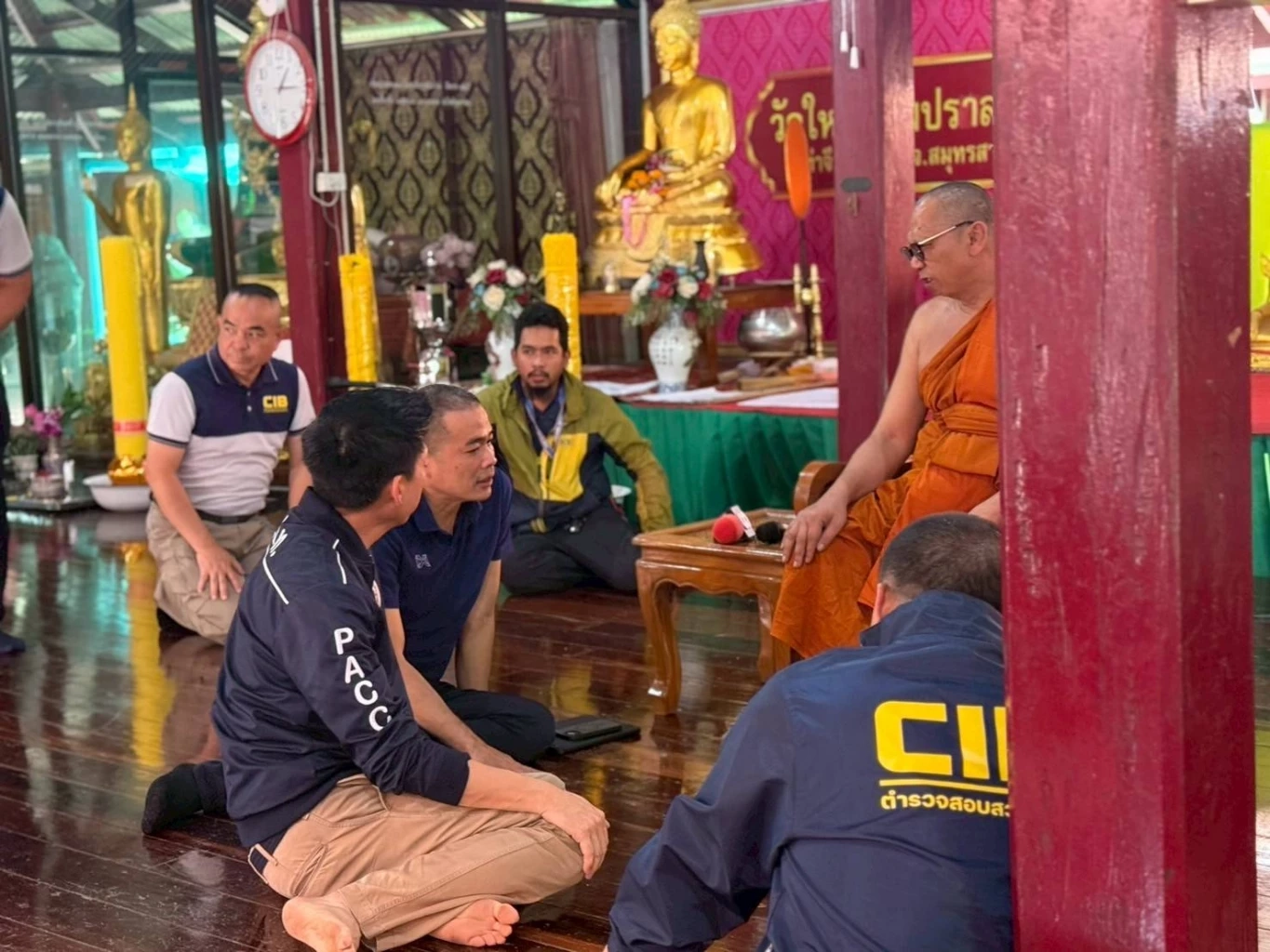 เจ้าหน้าที่เข้าสอบถามพระลูกวัด