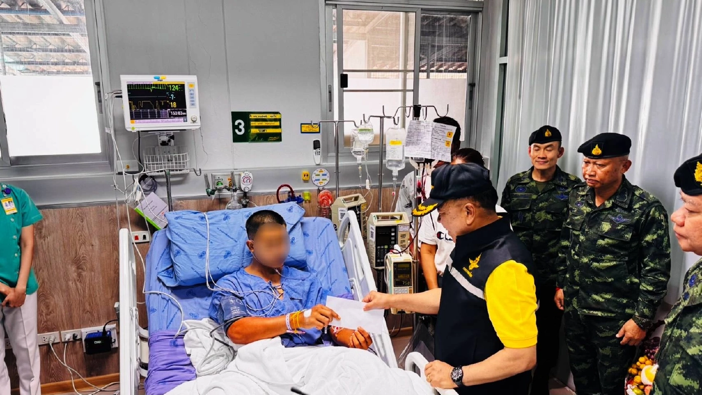 “บิ๊กเล็ก” บินด่วนอุบลฯ เยี่ยมทหารเหยียบ \"ทุ่นระเบิด\" ย้ำกองทัพดูแลทหารอย่างดี
