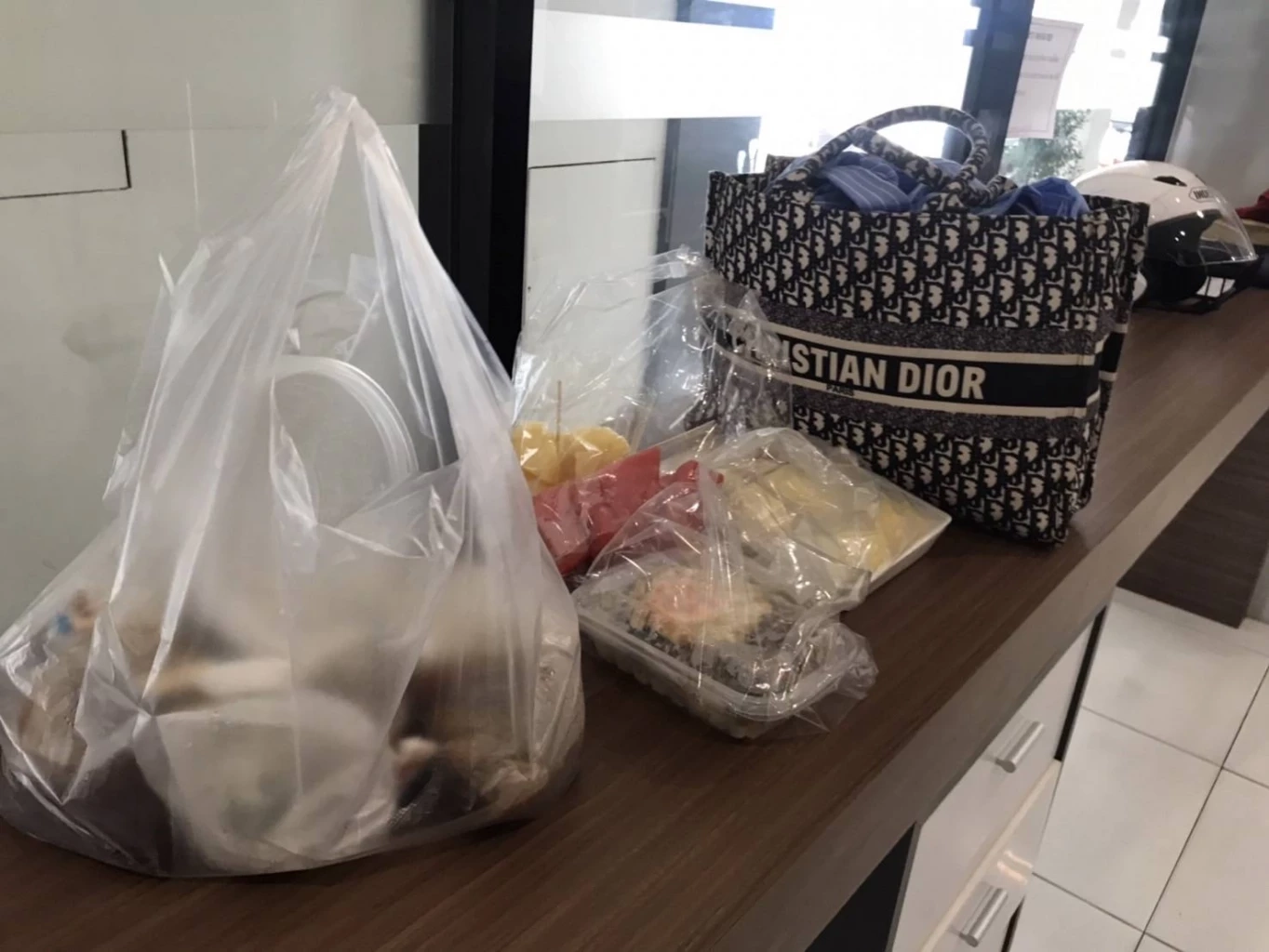 "แม่สีกากอล์ฟ" เหวี่ยงนักข่าว หงุดหงิด หลังถูกรุมถาม เตรียมหิ้วฝากขังพรุ่งนี้