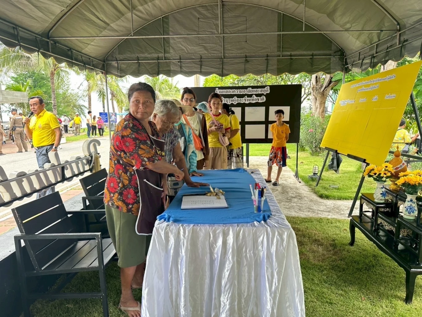 “ปณิธาน ประจวบเหมาะ” เลี้ยงอาหารชาวทับสะแก ถวายเป็นพระราชกุศล