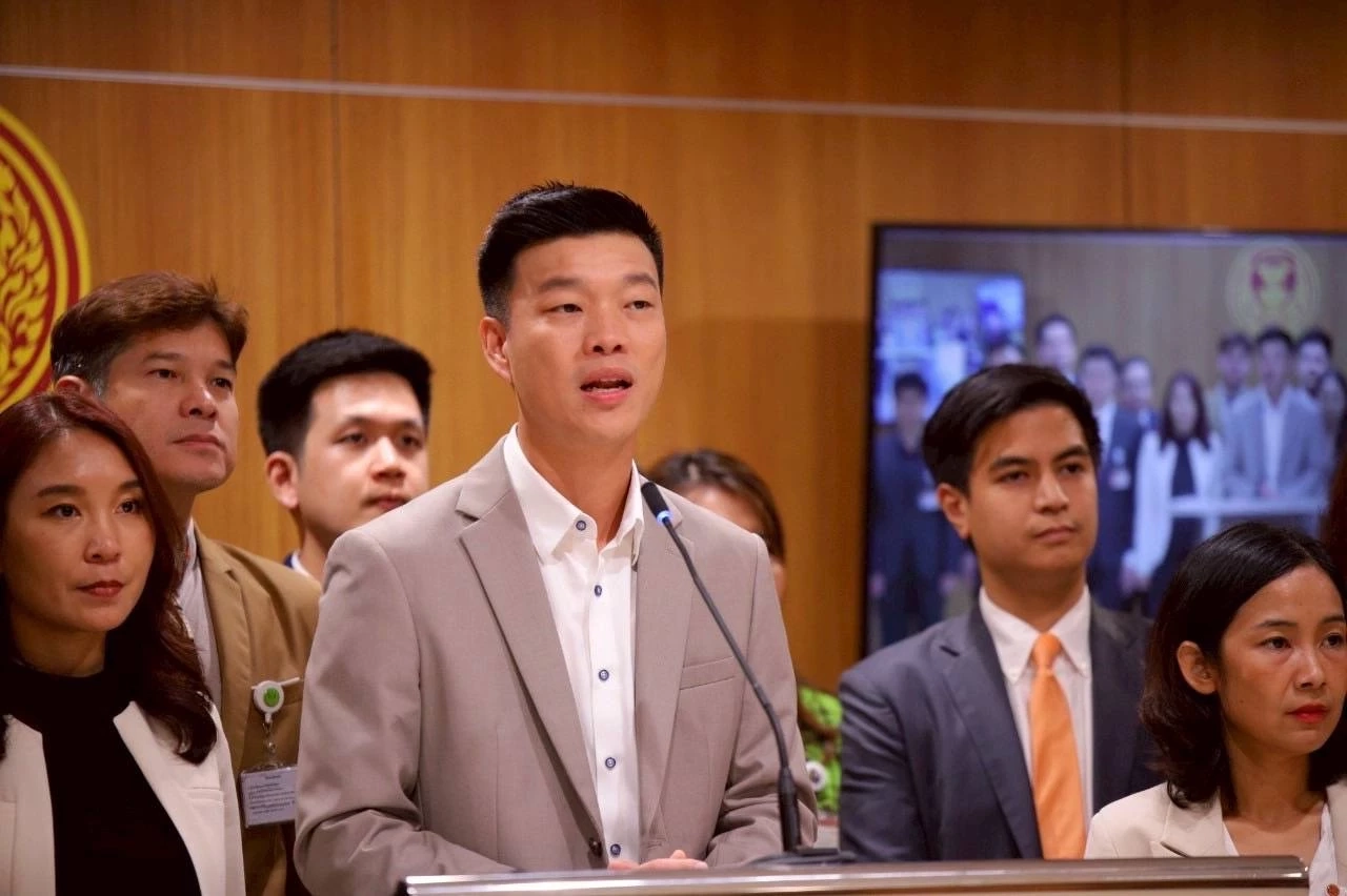 ณัฐพงษ์ เรืองปัญญาวุฒิ  หัวหน้าพรรคประชาชน