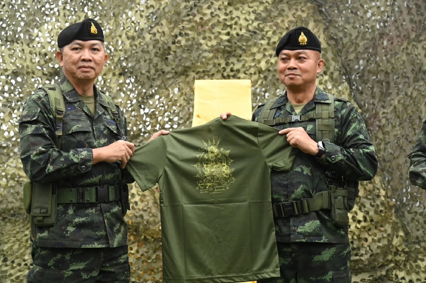 "แม่ทัพภาค 2" นำสิ่งของพระราชทานมอบให้ "ทหาร" ชายแดนไทย-กัมพูชา