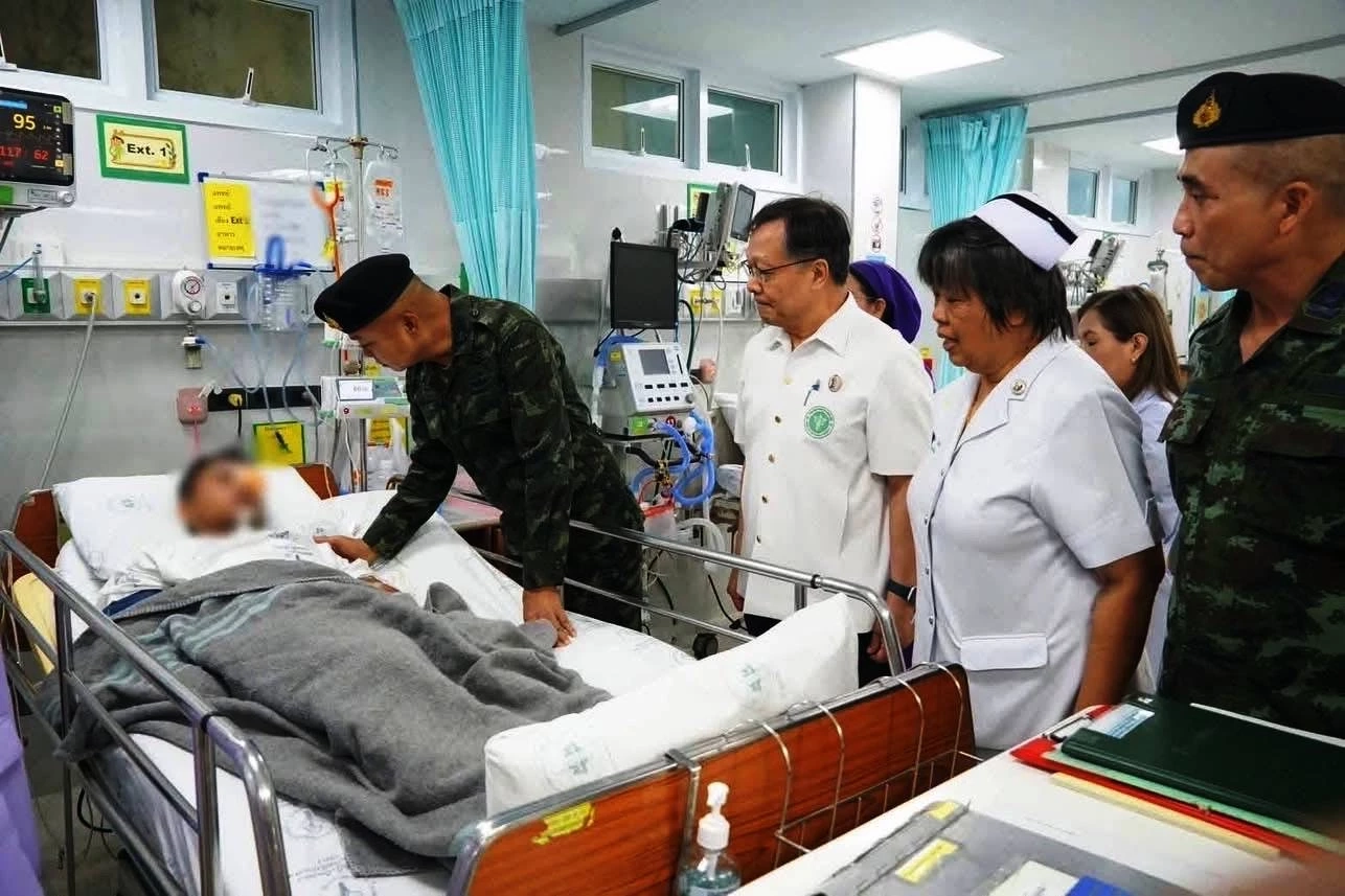 "มทภ.2" "เยี่ยม-ให้กำลังใจ" ผู้ได้รับบาดเจ็บ และเจ้าหน้าที่ รพ.อุบลฯ