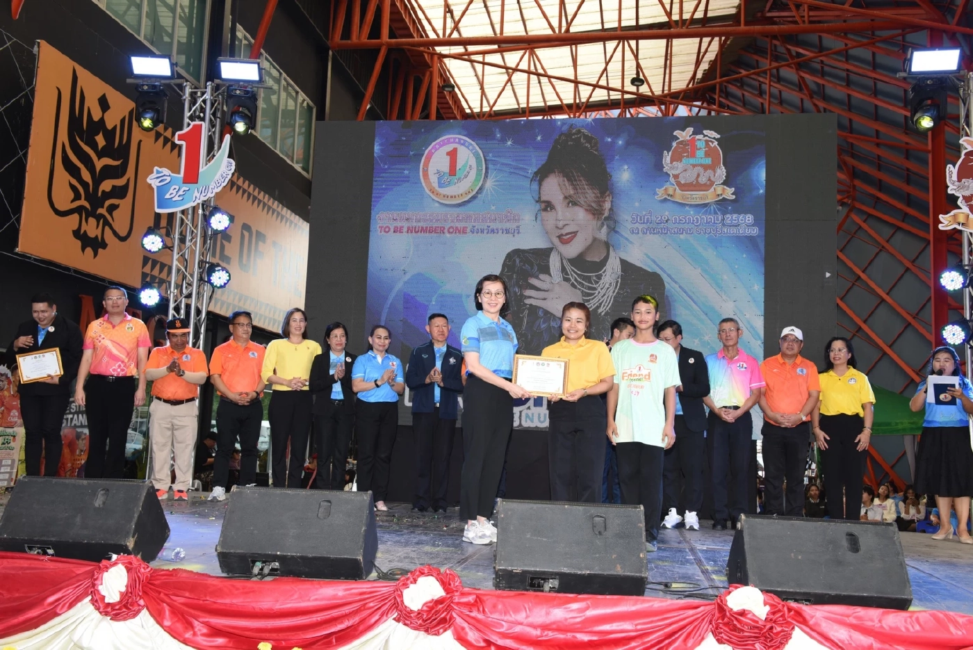 ราชบุรี รวมพลสมาชิกชมรม "ทูบีนัมเบอร์วัน" มอบรางวัลเยาวชนต้นแบบ