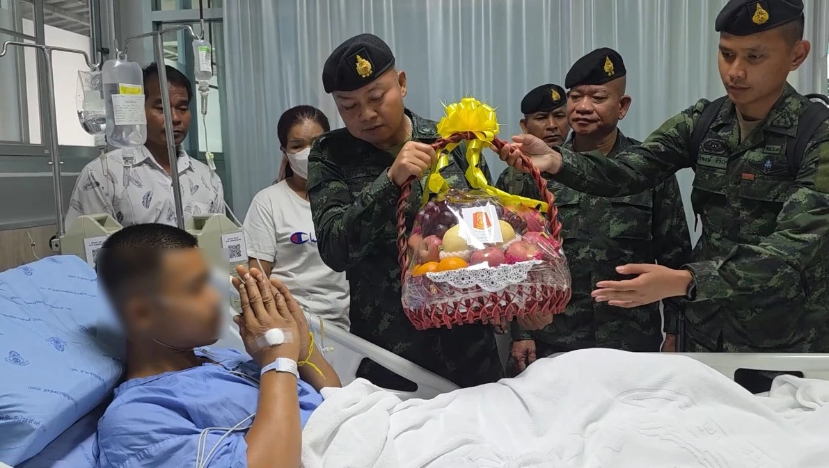 แม่ทัพภาค 2 รุดเยี่ยม ให้กำลังใจ 3 ทหารเหยียบทุ่นสังหาร