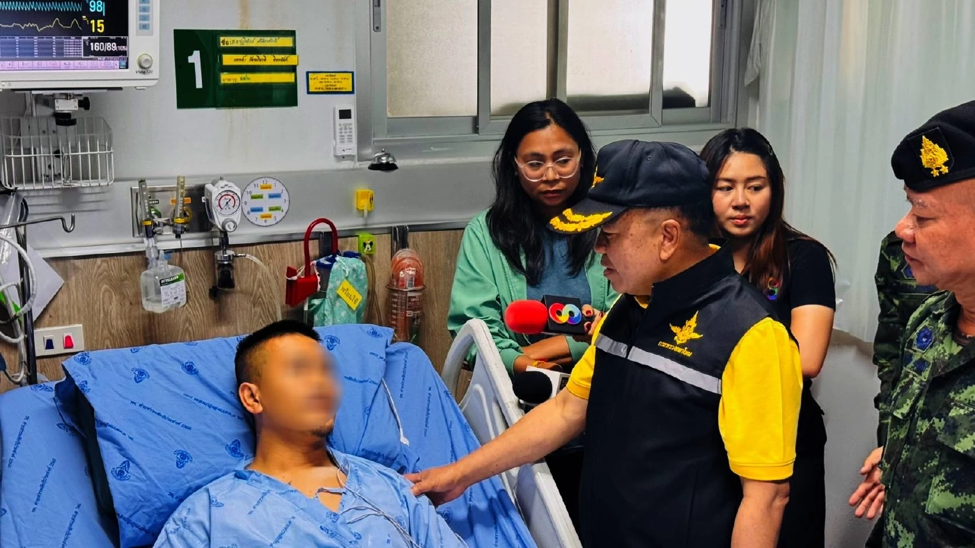 “บิ๊กเล็ก” บินด่วนอุบลฯ เยี่ยมทหารเหยียบ \"ทุ่นระเบิด\" ย้ำกองทัพดูแลทหารอย่างดี