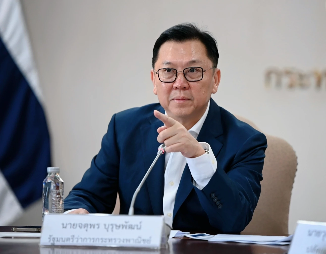 นายจตุพร บุรุษพัฒน์ รัฐมนตรีว่าการกระทรวงพาณิชย์