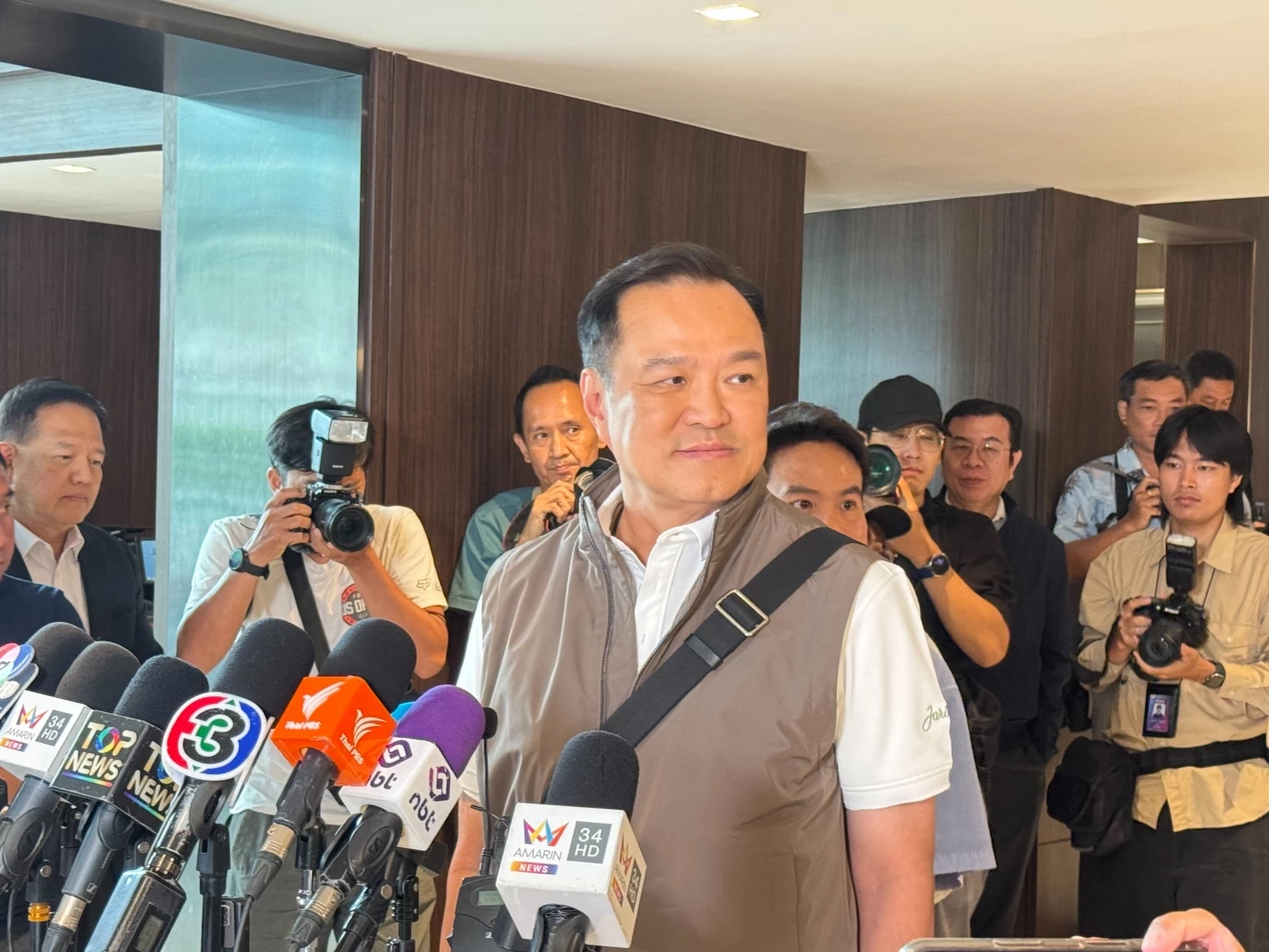 อนุทิน ชาญวีรกูล หัวหน้าพรรคภูมิใจไทย