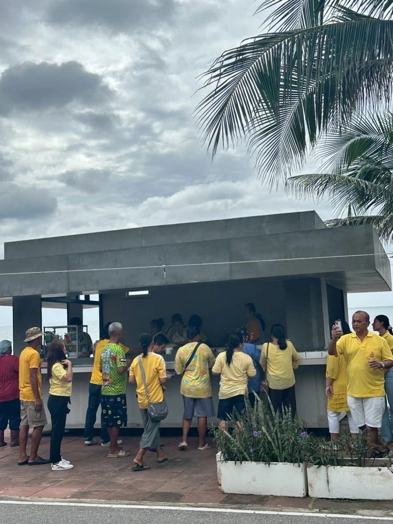 “ปณิธาน ประจวบเหมาะ” เลี้ยงอาหารชาวทับสะแก ถวายเป็นพระราชกุศล