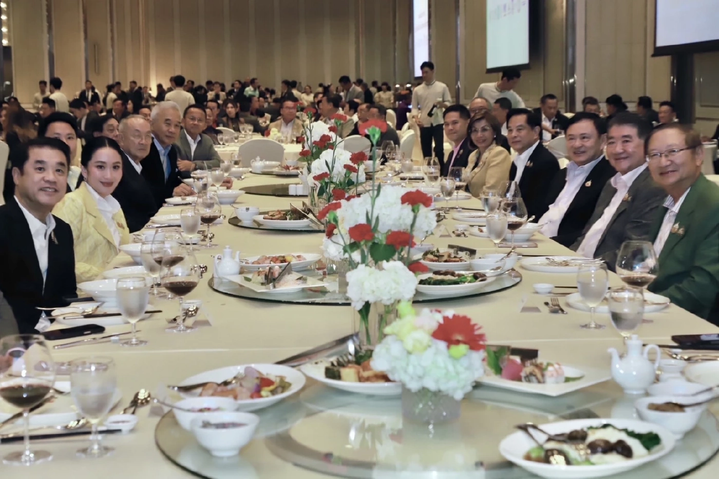 เพื่อไทย หรือ เพื่อใคร? นายใหญ่ร่วมดินเนอร์ฯ พรรคร่วมรัฐบาล