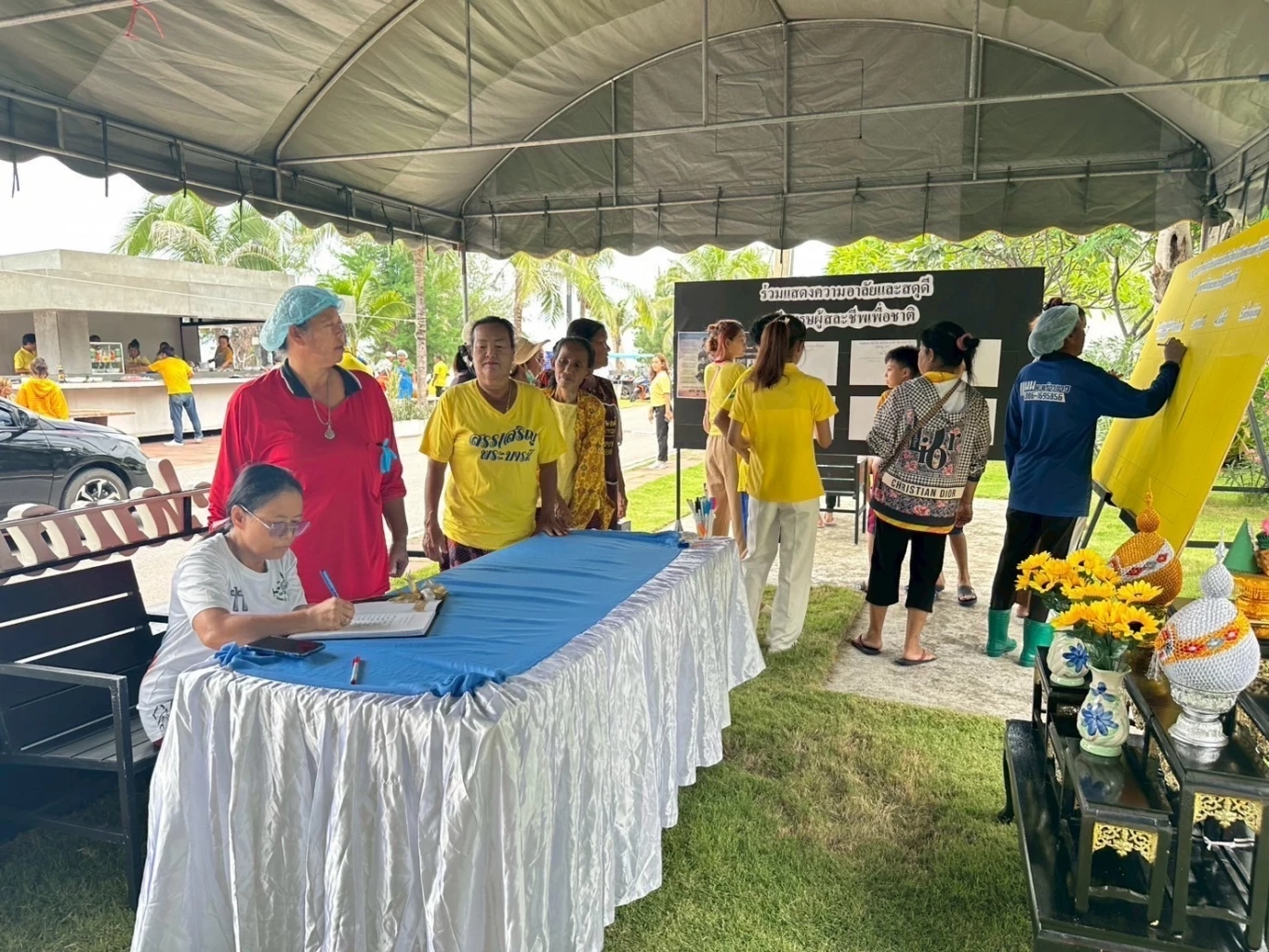 “ปณิธาน ประจวบเหมาะ” เลี้ยงอาหารชาวทับสะแก ถวายเป็นพระราชกุศล