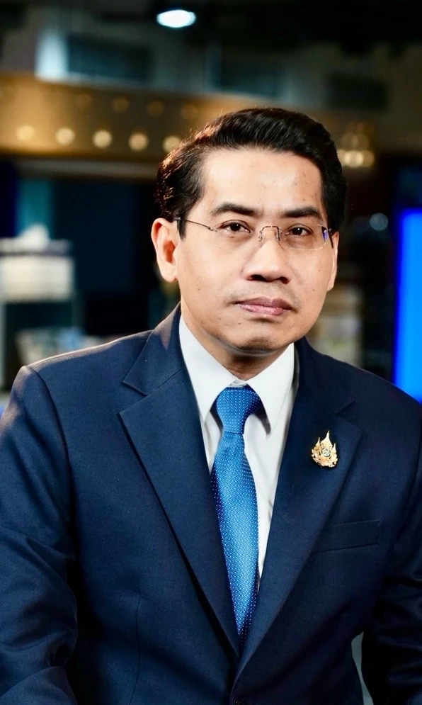 “ดร.ณัฏฐ์” หรือ ดร.ณัฐวุฒิ วงศ์เนียม นักกฎหมายมหาชน 