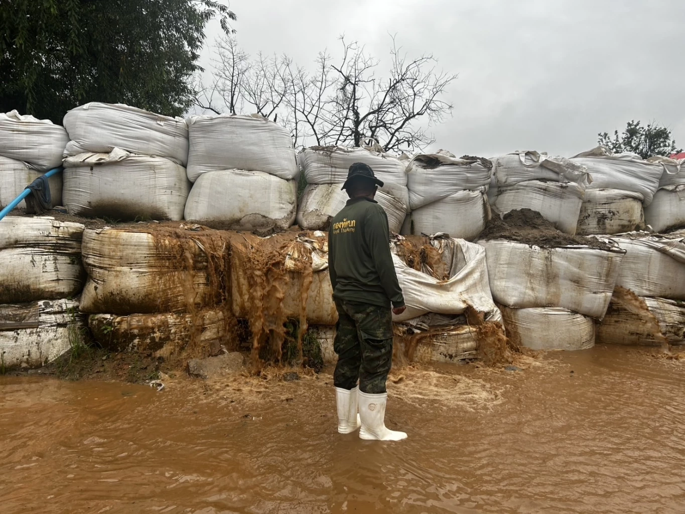 ด่วน! ฉุกเฉินระดับสีแดง เทศบาลตำบลแม่สาย แจ้งเตือน 4 พื้นที่เสี่ยง กำแพงแตก แม่สายน้ำแรงมาก เร่งอพยพ