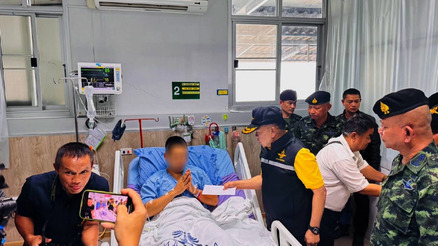 “บิ๊กเล็ก” บินด่วนอุบลฯ เยี่ยมทหารเหยียบ \"ทุ่นระเบิด\" ย้ำกองทัพดูแลทหารอย่างดี