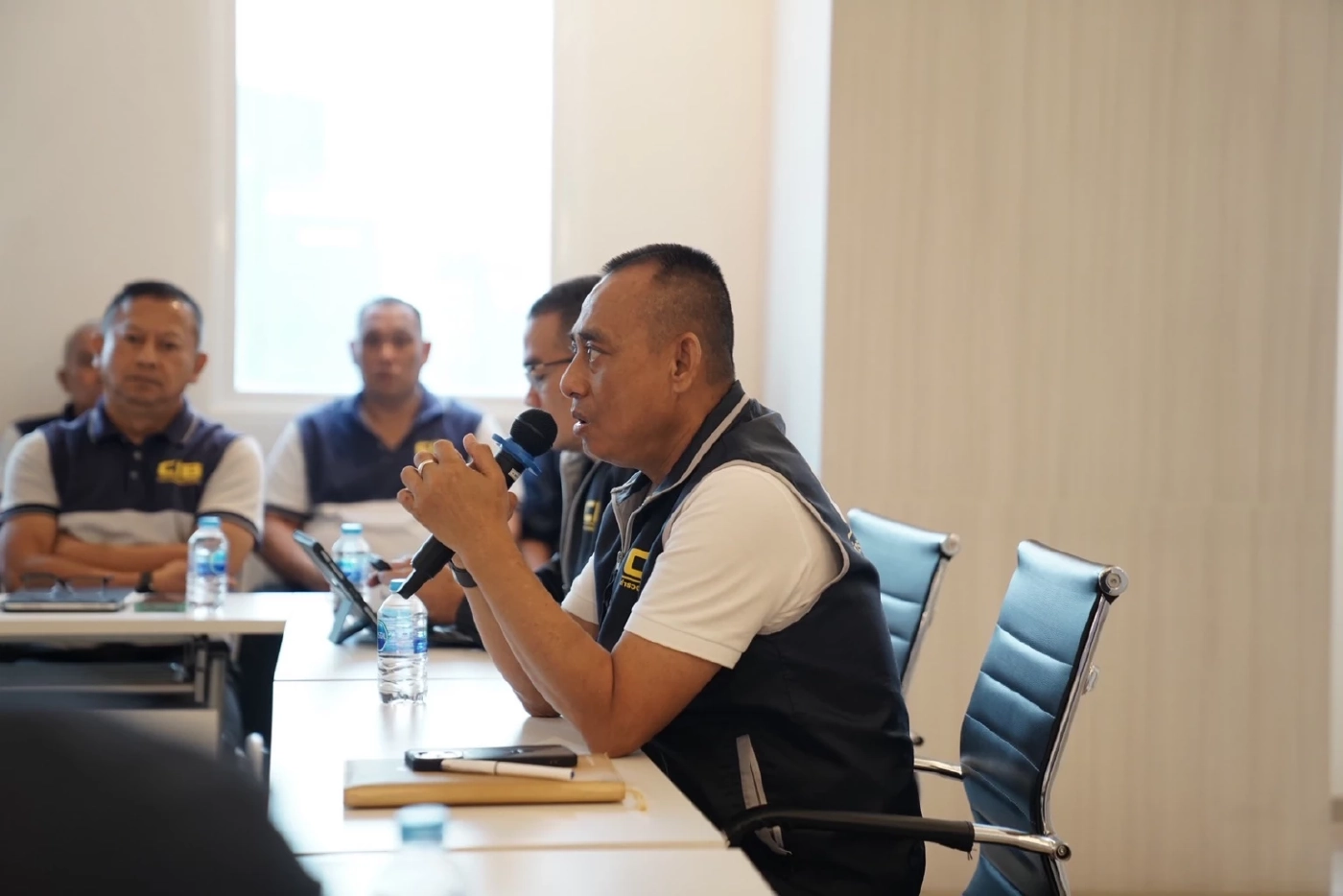 "แม่สีกากอล์ฟ" เหวี่ยงนักข่าว หงุดหงิด หลังถูกรุมถาม เตรียมหิ้วฝากขังพรุ่งนี้