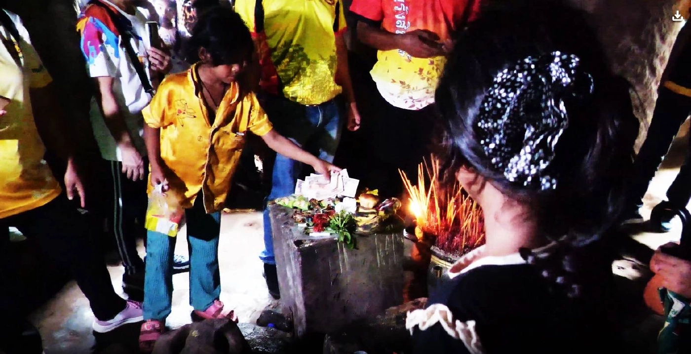 ดราม่าชายแดน! "กัมพูชาแสบ" ใช้เด็กเก็บเงินบูชากลาง ปราสาทตาควาย "หญิงกัมพูชา" ทำพิธีสาปแช่ง