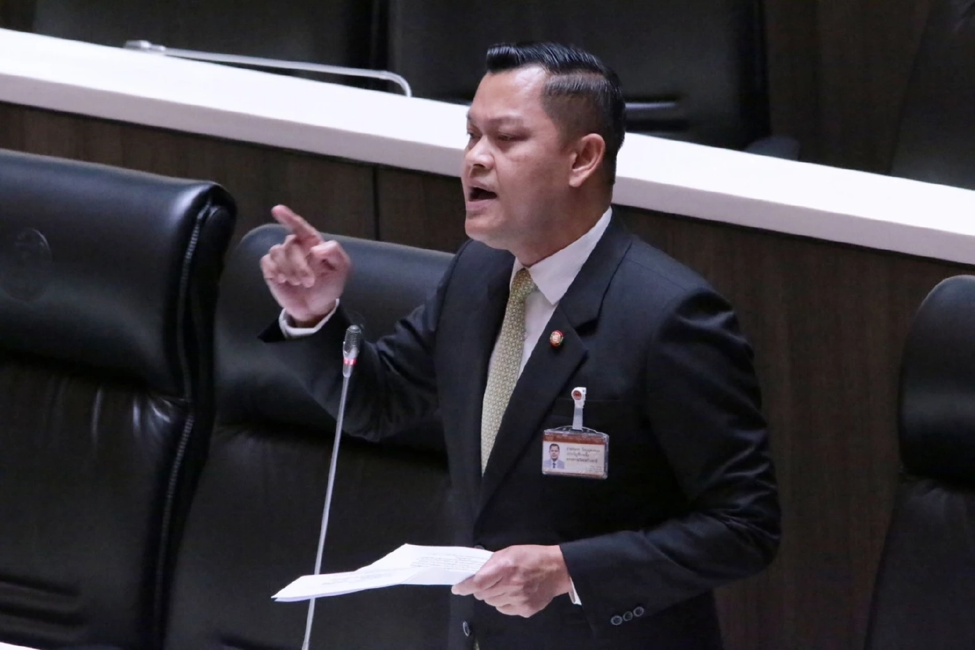 นายธนกร วังบุญคงชนะ 