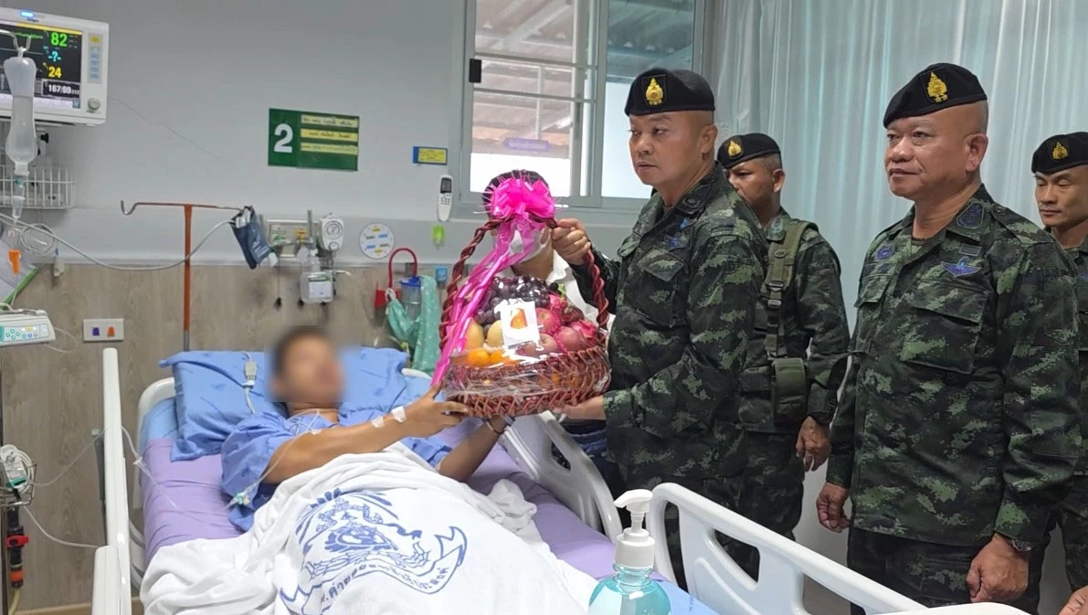 แม่ทัพภาค 2 รุดเยี่ยม ให้กำลังใจ 3 ทหารเหยียบทุ่นสังหาร