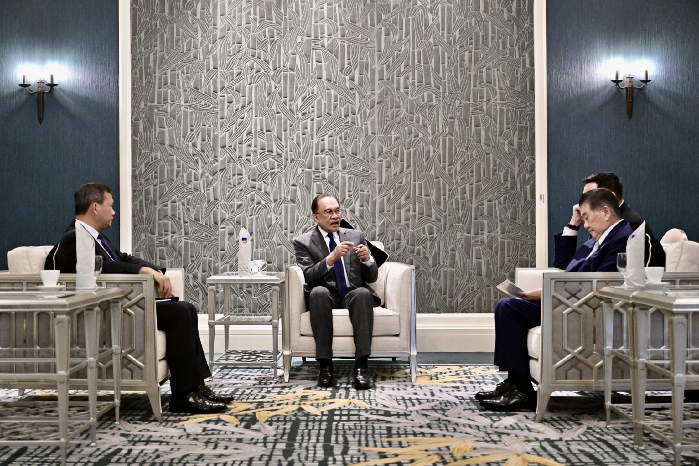 “ภูมิธรรม“ ปลื้ม “ทรัมป์-ประชาคมโลก” ชมไทยหยุดยิงกล้าหาญ พร้อมเจรจาภาษี