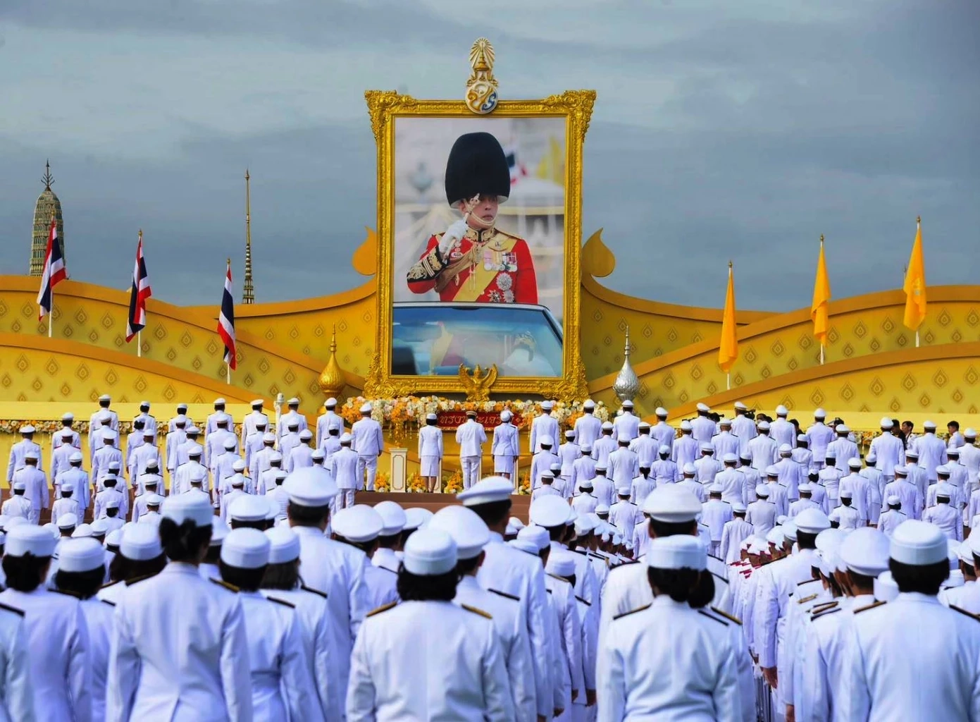 "ภูมิธรรม" นำ ครม.-ขรก. ตักบาตร ถวายพระราชกุศลเนื่องในโอกาสวันเฉลิมพระชนมพรรษา พระบาทสมเด็จพระเจ้าอยู่หัว