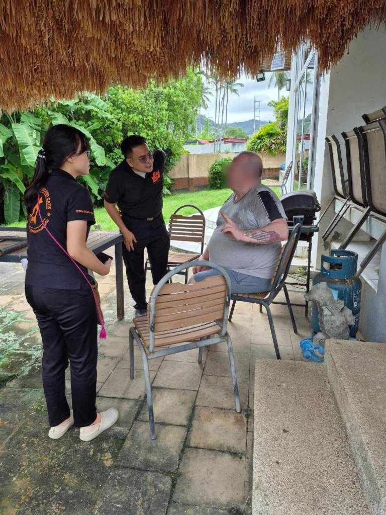 ใจร้าย! ฝรั่งฝังสุนัขทั้งเป็น โผล่หัวร้องขอความช่วยเหลือ