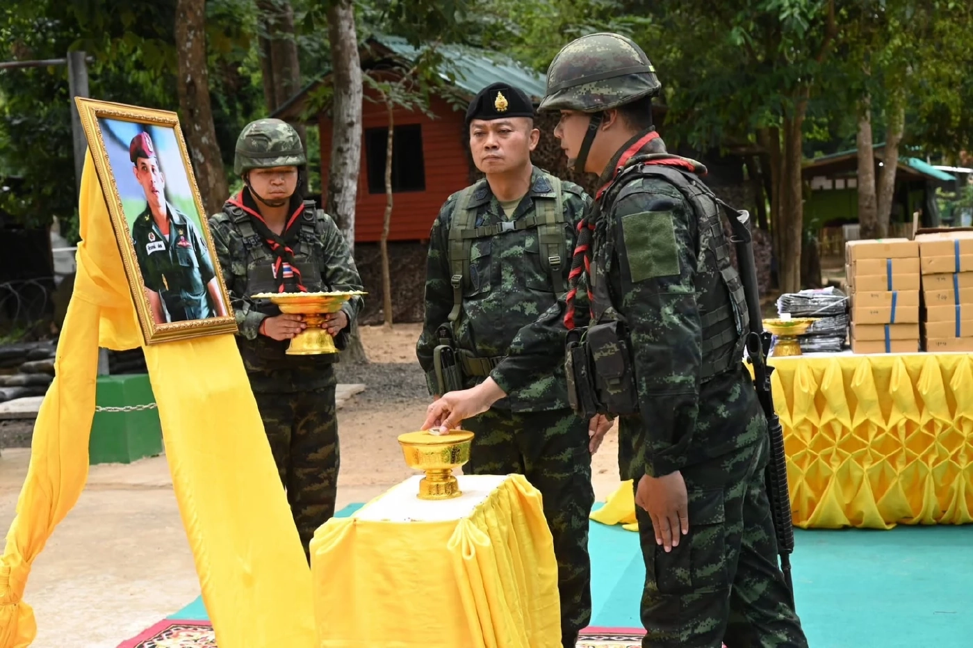 "แม่ทัพภาค 2" นำสิ่งของพระราชทานมอบให้ "ทหาร" ชายแดนไทย-กัมพูชา