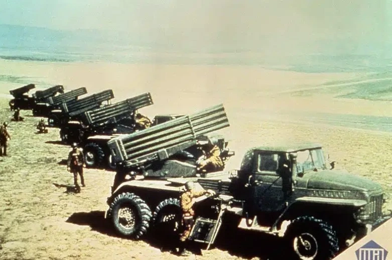 เปิดคลิป! "กัมพูชา" ยิงจรวด BM-21 ตกใส่ปั๊มน้ำมัน อ.กันทรลักษ์ ชาวบ้านเจ็บเยอะ