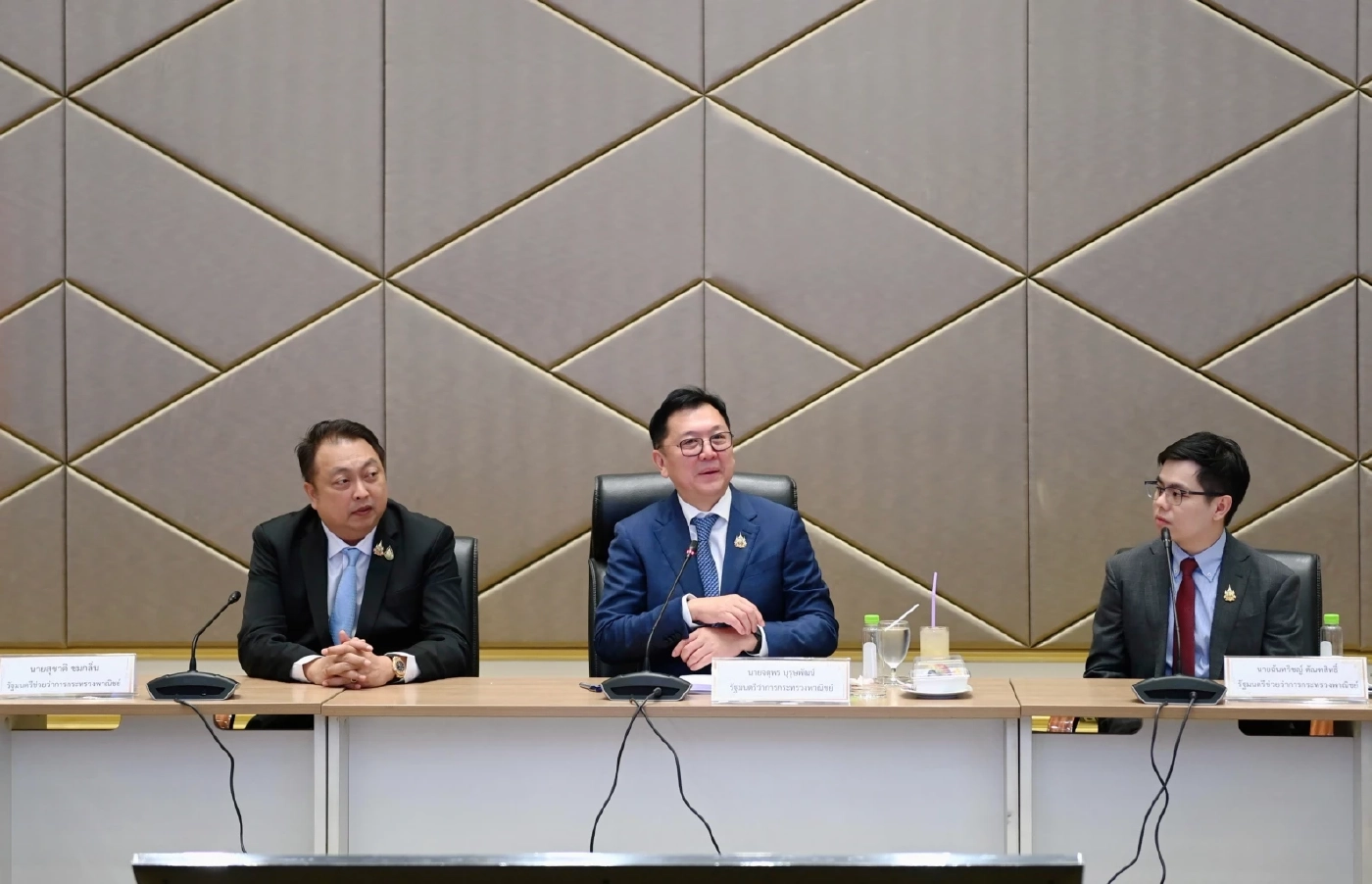 \'จตุพร\' มอบ 10 ภารกิจเร่งด่วนพาณิชย์ เคลื่อนเศรษฐกิจ - แก้ปากท้อง