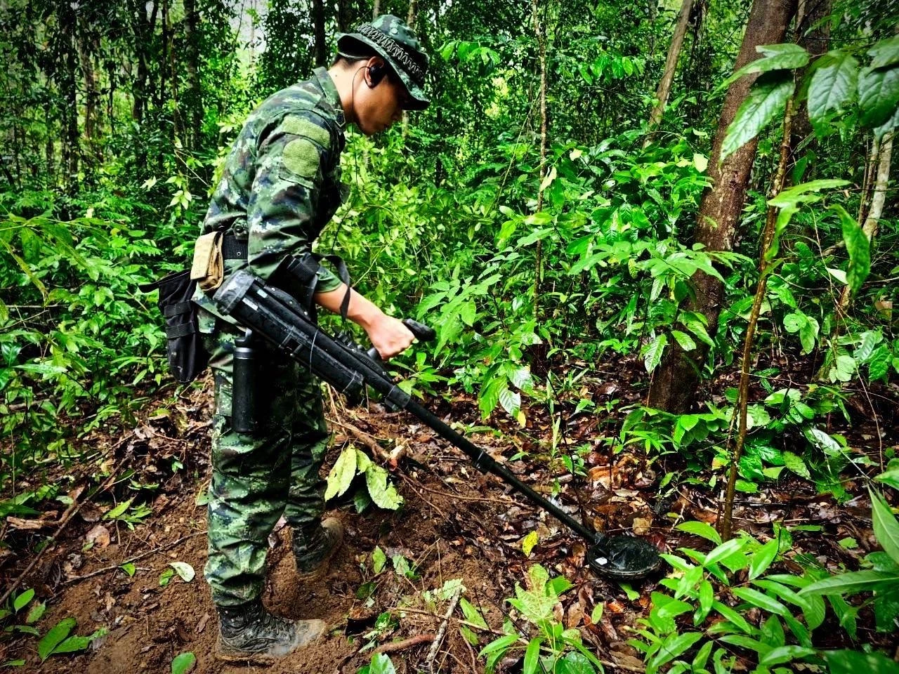 "กองทัพ" ส่งทหารช่างเคลียร์ "ทุ่นระเบิด" เก็บหลักฐานเพิ่ม พื้นที่ชายแดน "ไทย-กัมพูชา"