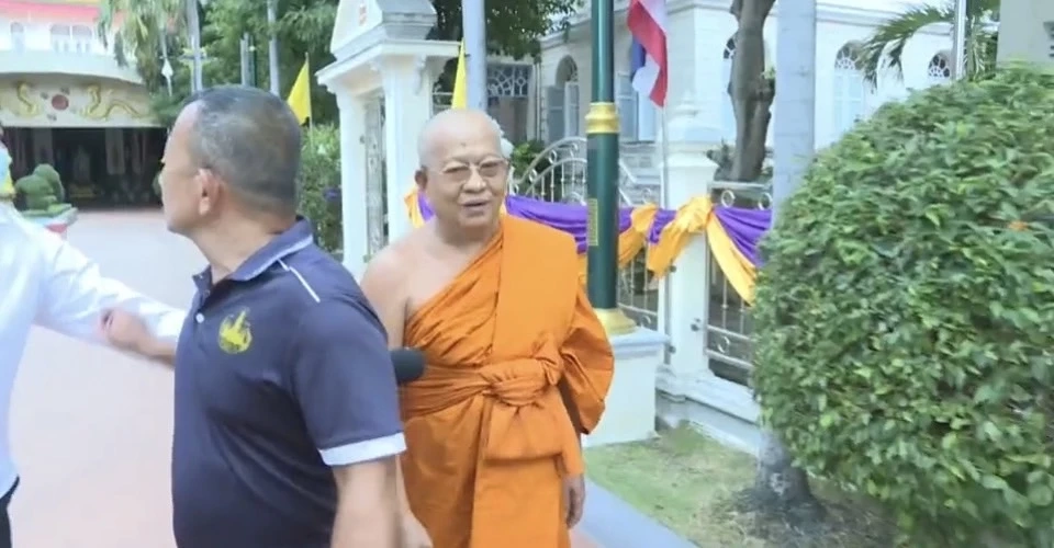 เปิดช็อตนักข่าวถูกปัดไมค์ ขณะสัมภาษณ์เจ้าอาวาสวัดกัลยาณมิตร