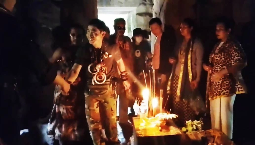 ดราม่าชายแดน! "กัมพูชาแสบ" ใช้เด็กเก็บเงินบูชากลาง ปราสาทตาควาย "หญิงกัมพูชา" ทำพิธีสาปแช่ง