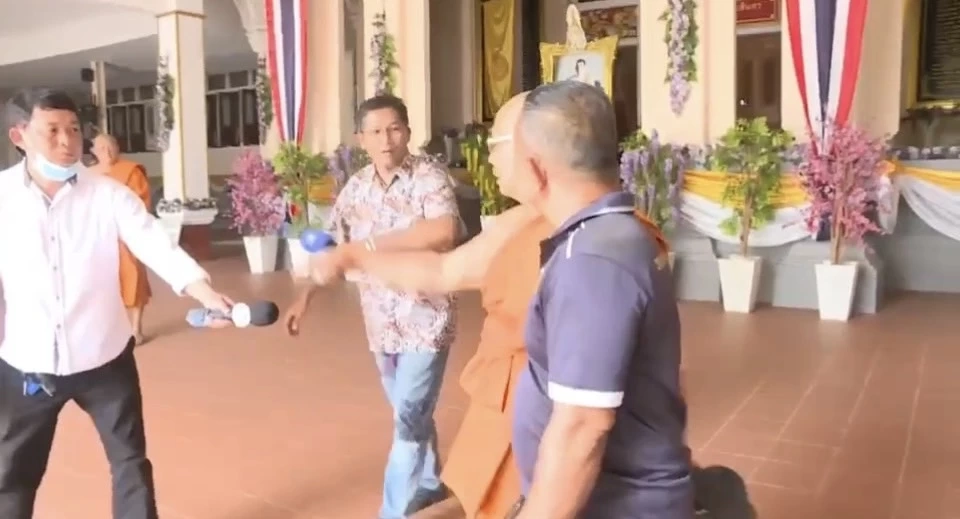 เปิดช็อตนักข่าวถูกปัดไมค์ ขณะสัมภาษณ์เจ้าอาวาสวัดกัลยาณมิตร