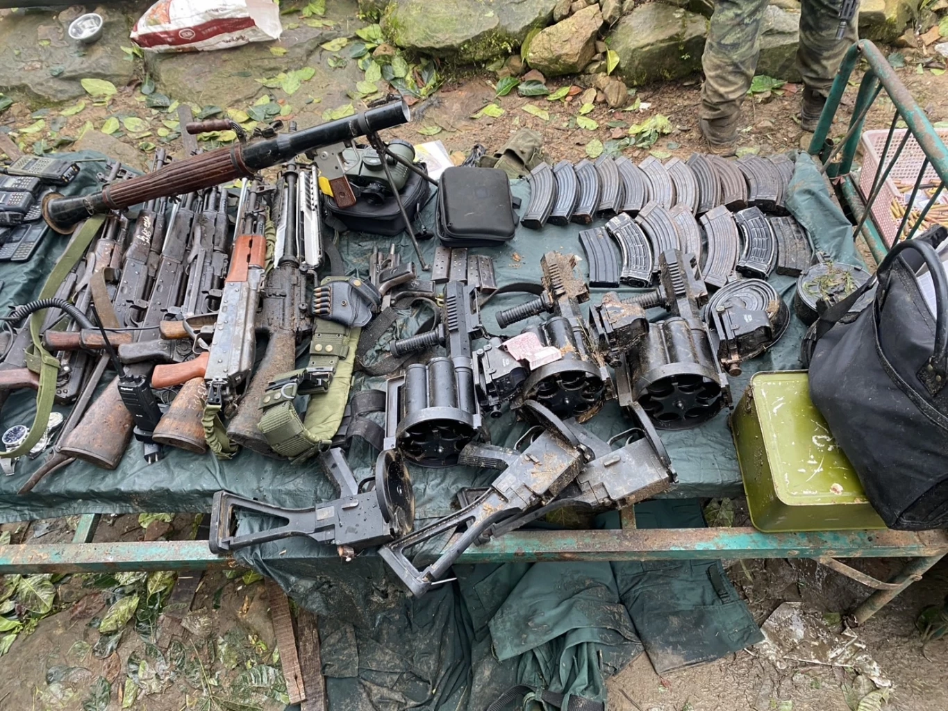 เปิดภาพคลังอาวุธทหารกัมพูชา สมรภูมิภูมะเขือ ทหารไทยยึด 11 รายการ