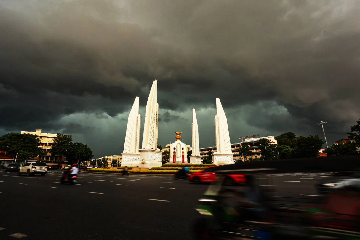 "อำนาจนิยม" ครอบงำ การเมืองโลก-การเมืองไทย?