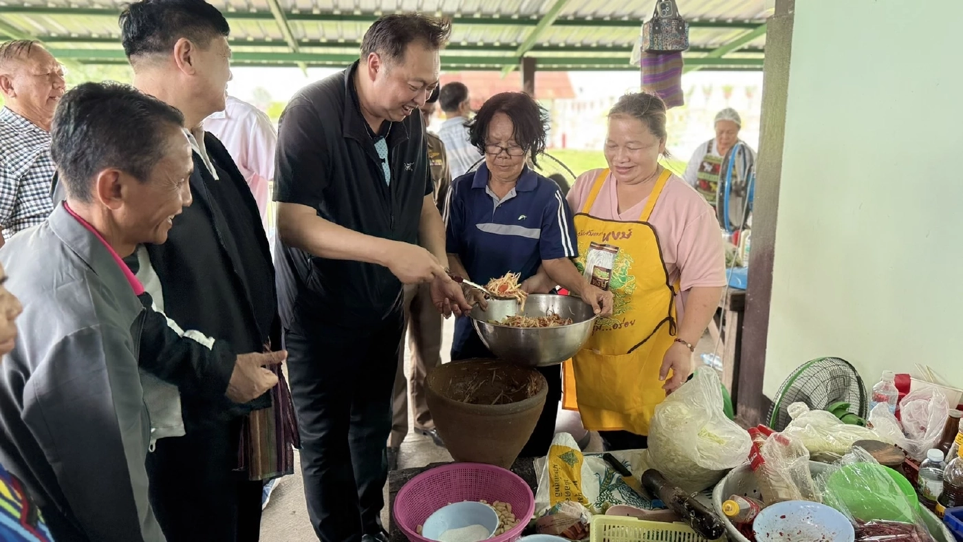 รมช.พาณิชย์ เยี่ยมให้กำลังใจผู้อพยพ มอบสิ่งของอุปโภค บริโภค