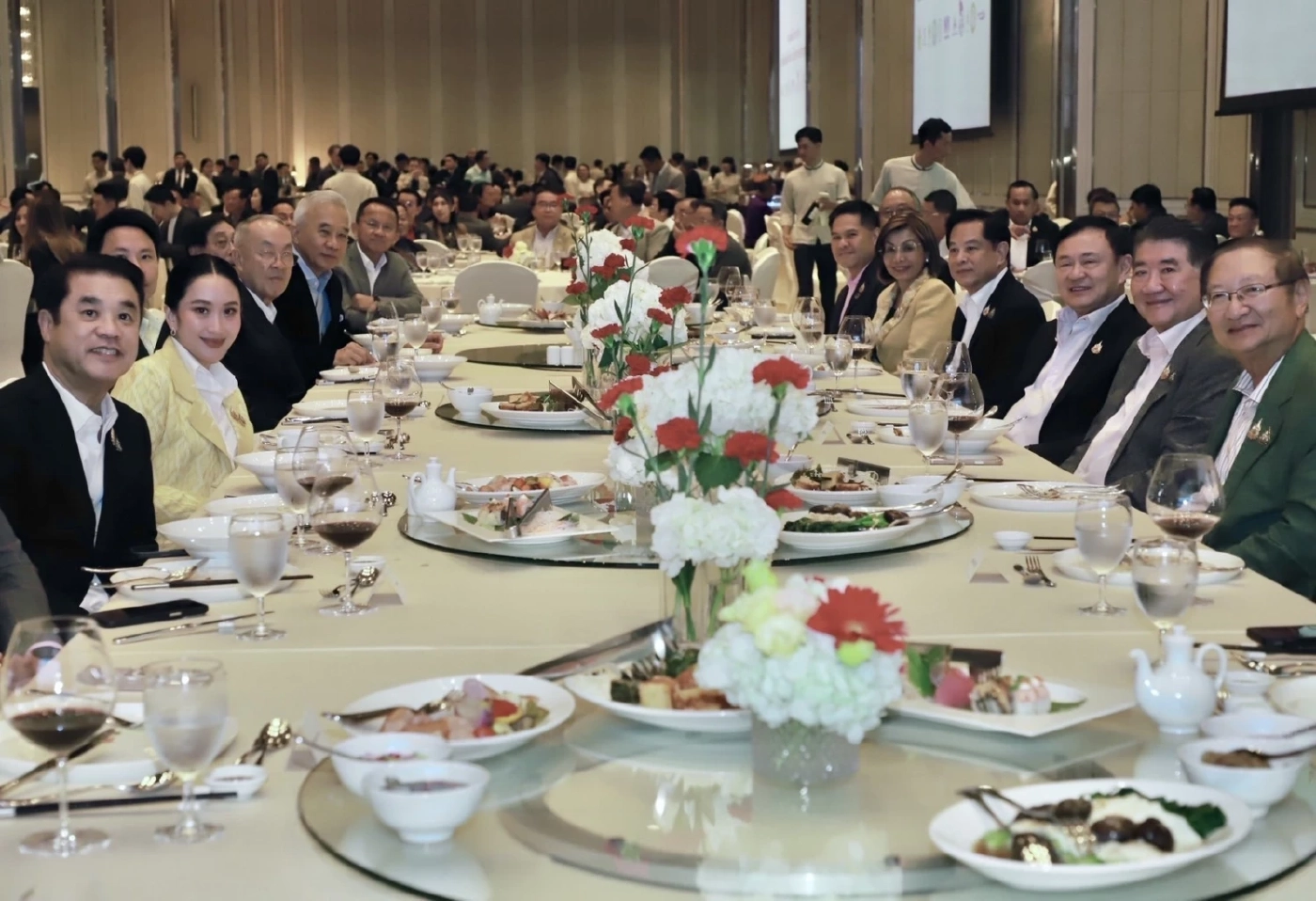 เพื่อไทย หรือ เพื่อใคร? นายใหญ่ร่วมดินเนอร์ฯ พรรคร่วมรัฐบาล