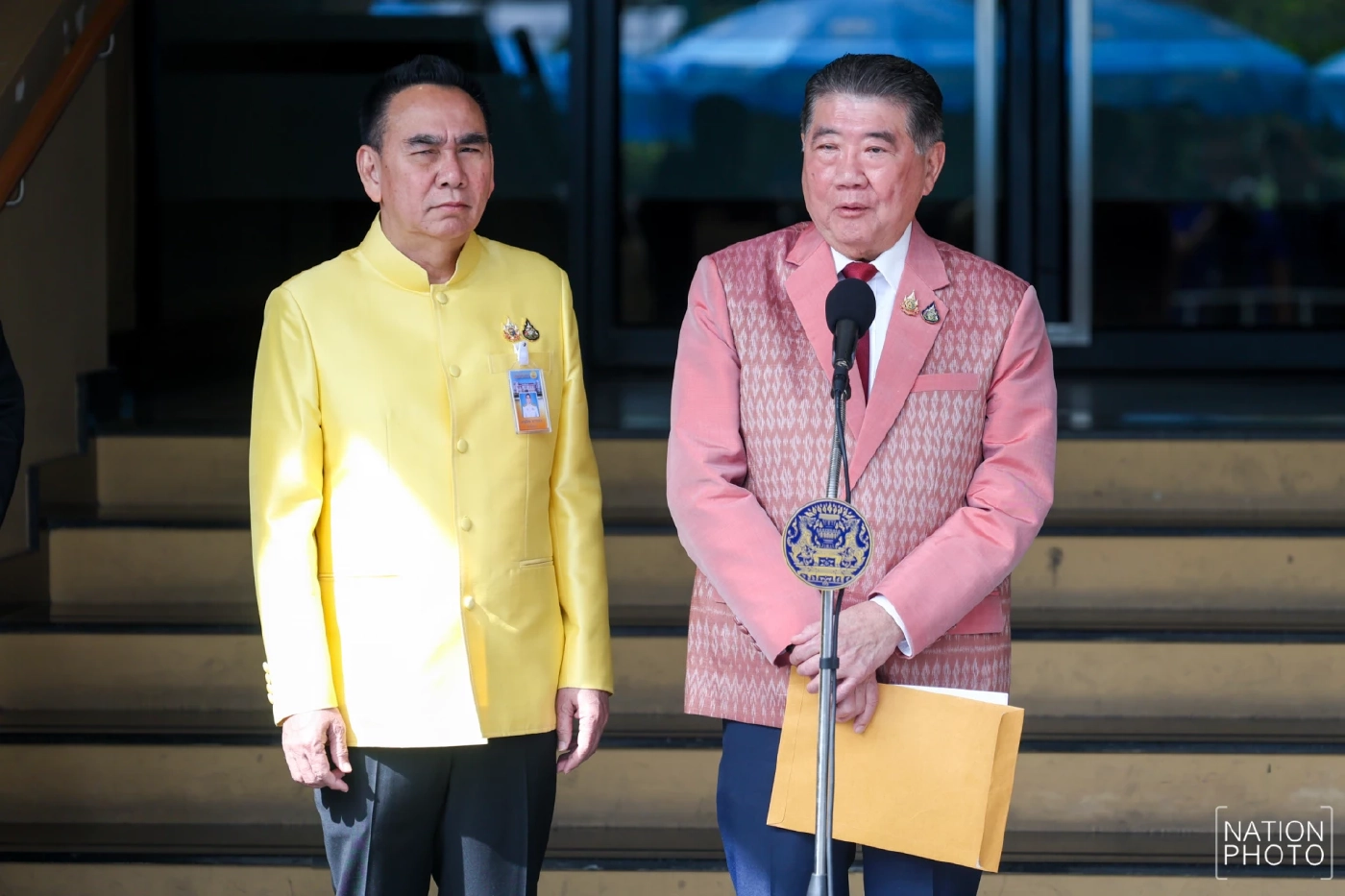 เดชอิศม์ ขาวทอง (ซ้าย) , ภูมิธรรม เวชยชัย (ขวา)