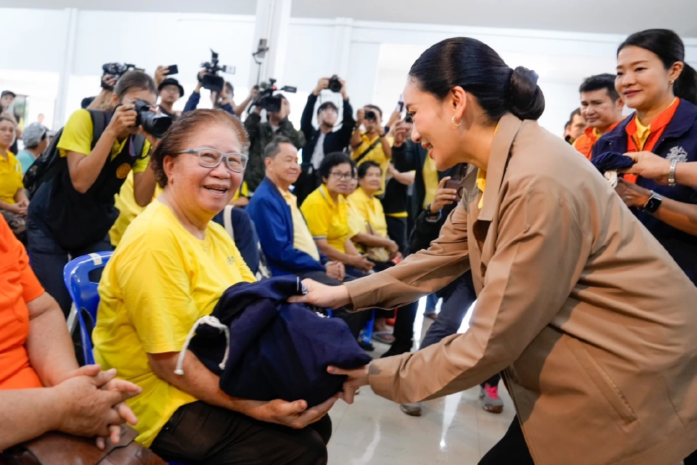 “นายกฯอิ๊งค์” ควง “รมช.อิ่ม” ช่วยผู้ประสบอุทกภัย จ.น่าน