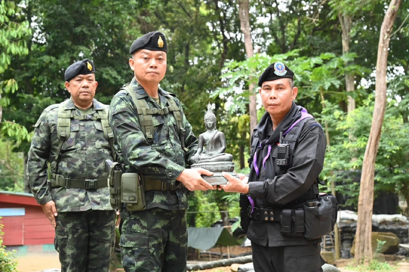 "แม่ทัพภาค 2" นำสิ่งของพระราชทานมอบให้ "ทหาร" ชายแดนไทย-กัมพูชา