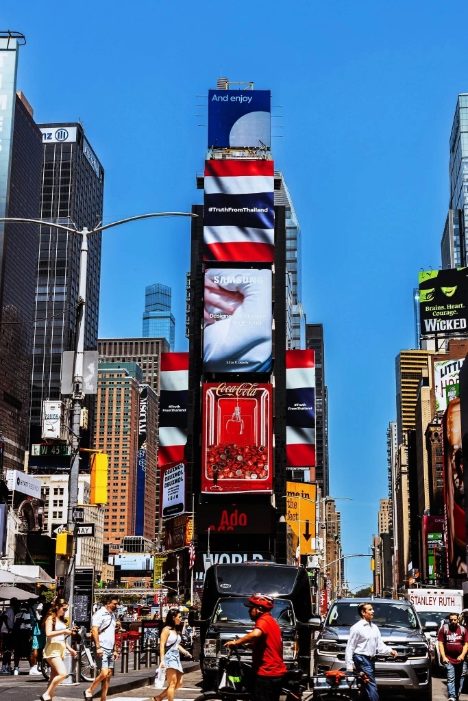 บอกความจริงให้โลกรู้! "แพลน บี" ยึด 3 บิลบอร์ด "ไทม์สแควร์" นิวยอร์ก เผยข้อเท็จจริง "เหตุปะทะชายแดนไทย"