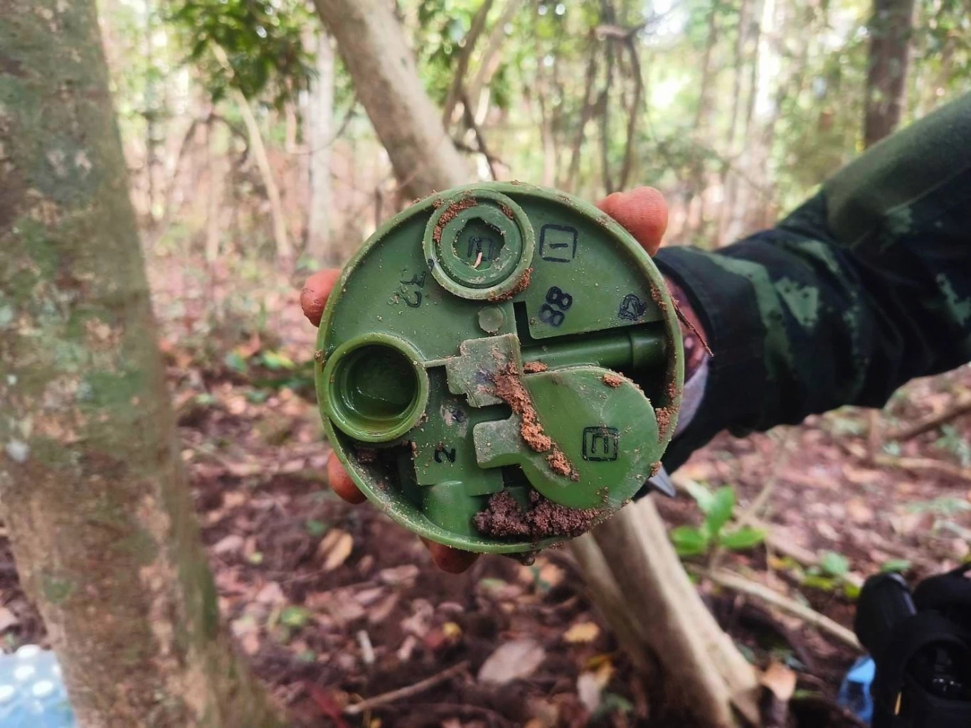 "กองทัพ" ส่งทหารช่างเคลียร์ "ทุ่นระเบิด" เก็บหลักฐานเพิ่ม พื้นที่ชายแดน "ไทย-กัมพูชา"