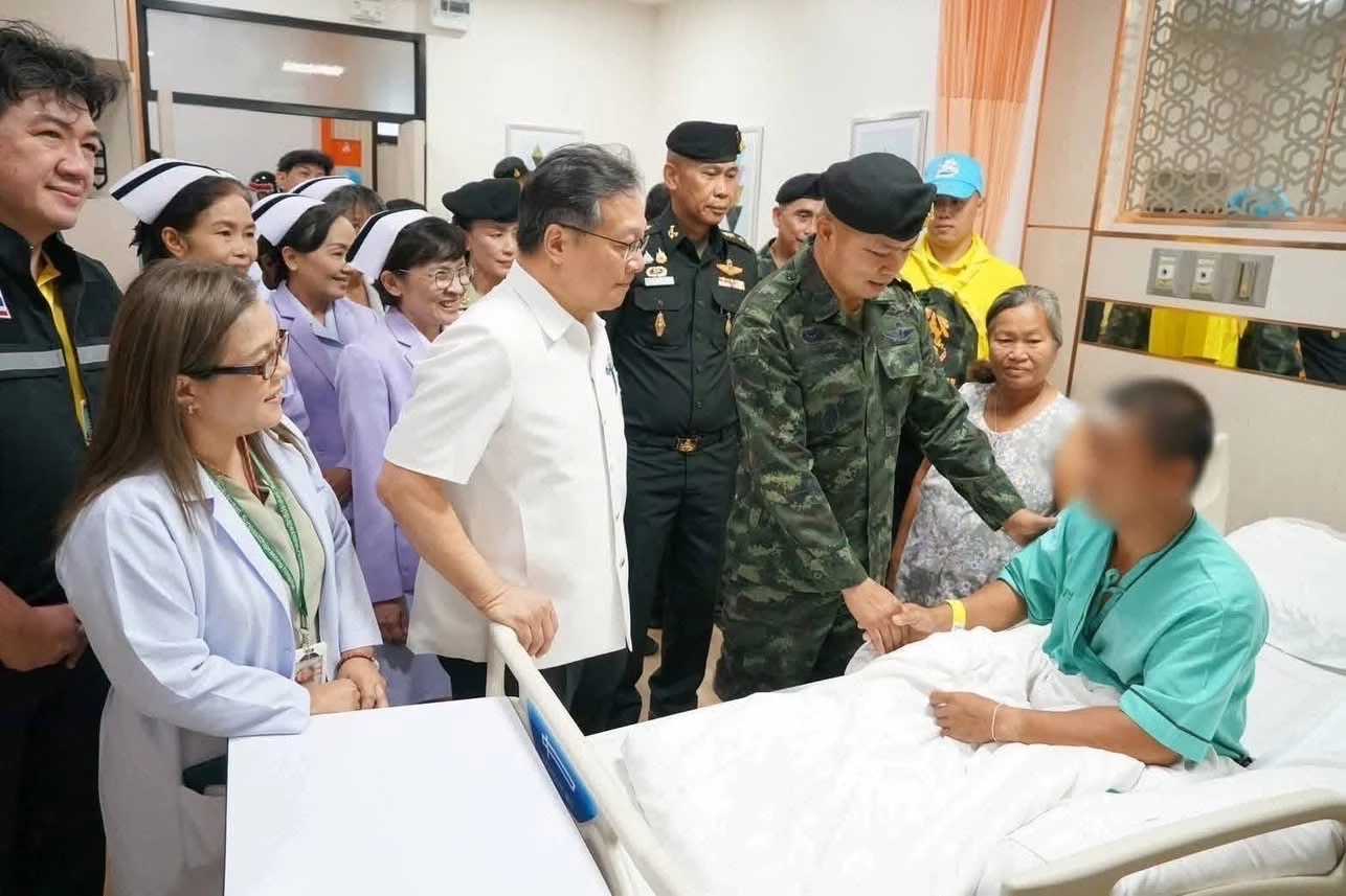 "มทภ.2" "เยี่ยม-ให้กำลังใจ" ผู้ได้รับบาดเจ็บ และเจ้าหน้าที่ รพ.อุบลฯ