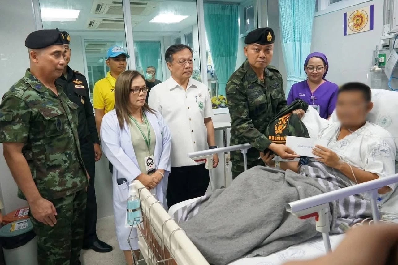 "มทภ.2" "เยี่ยม-ให้กำลังใจ" ผู้ได้รับบาดเจ็บ และเจ้าหน้าที่ รพ.อุบลฯ