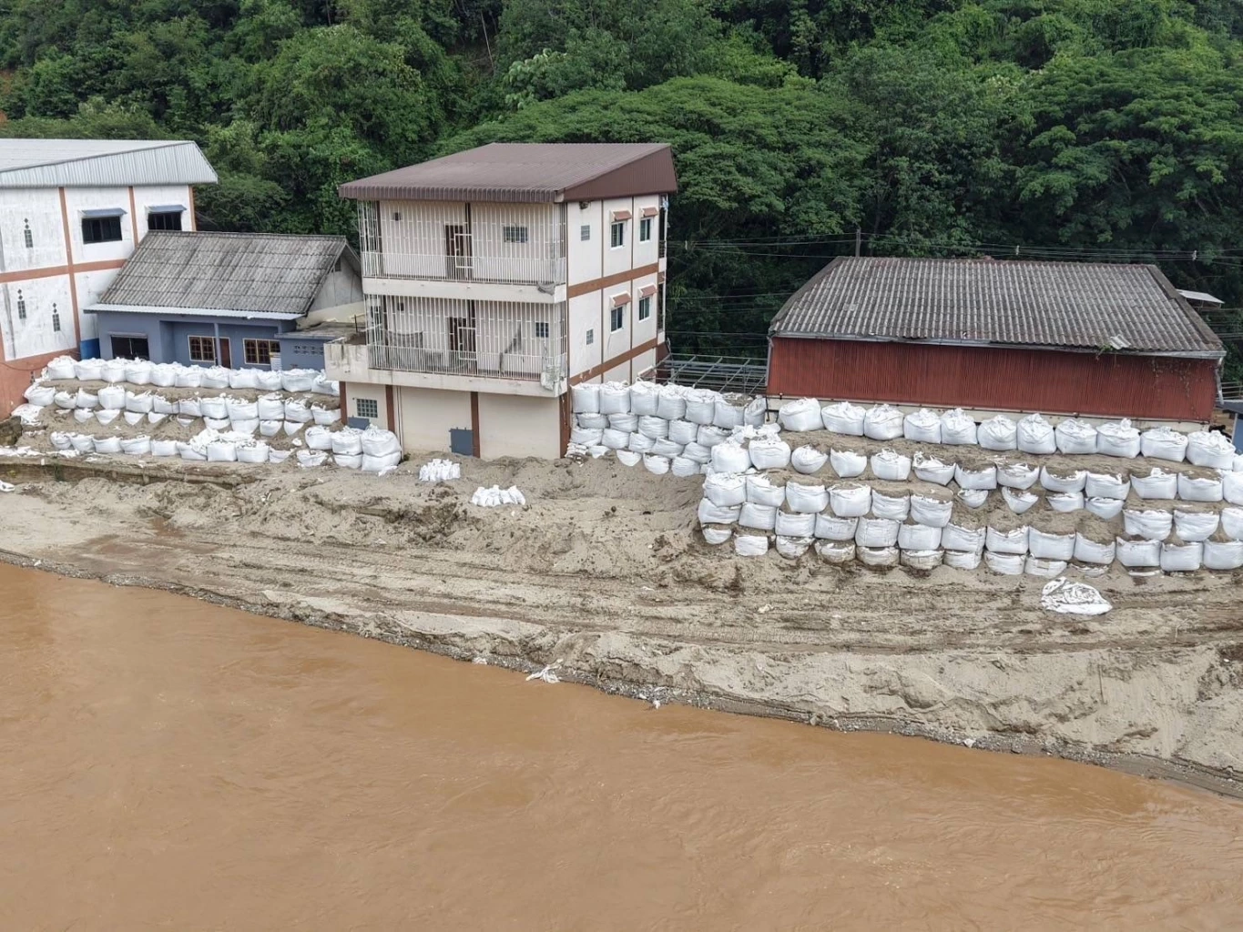 "ทบ." เร่งฟื้นฟูพื้นน้ำท่วม "ภาคเหนือ" ป้องกันน้ำหลากระยะยาว