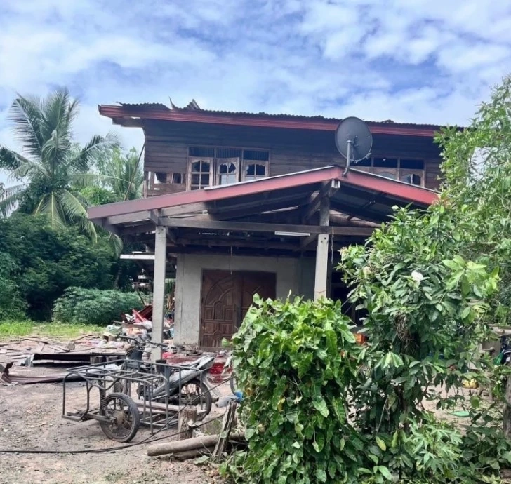 สภาพบ้านของยายสะทน ที่ถูกทำลาย