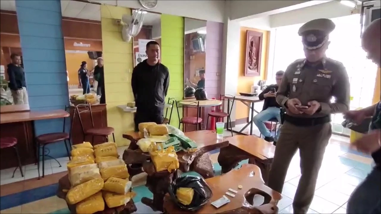 ล็อตมโหฬาร ผงยาอี 39 กก. ซุกท้ายรถกระบะจอดข้างอพาร์ตเม้นต์