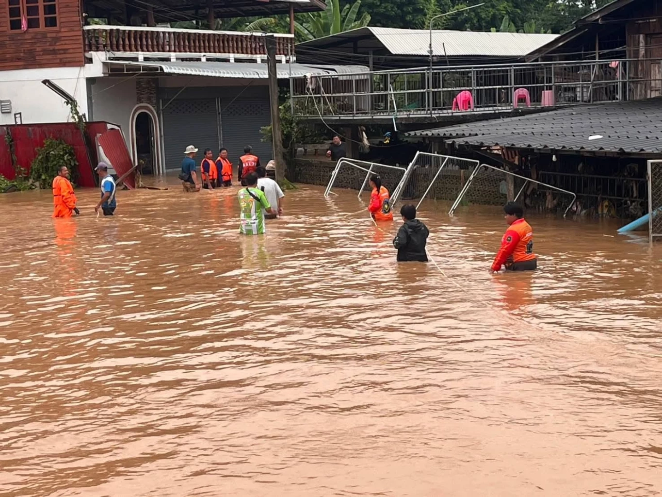 บิ๊กอ้วน สั่งเตรียมรับมือน้ำท่วมเหนือ ยันที่เห็นใน TV ไม่มีอะไร