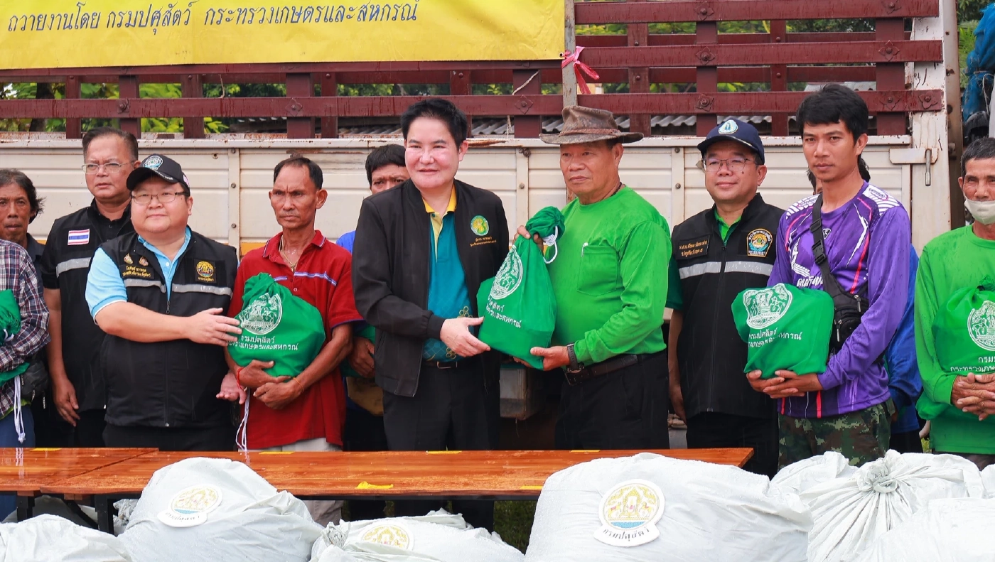 รมช.อัครา ลงพื้นที่มอบถุงยังชีพ ให้กับผู้ได้รับผลกระทบจากพายุวิภา