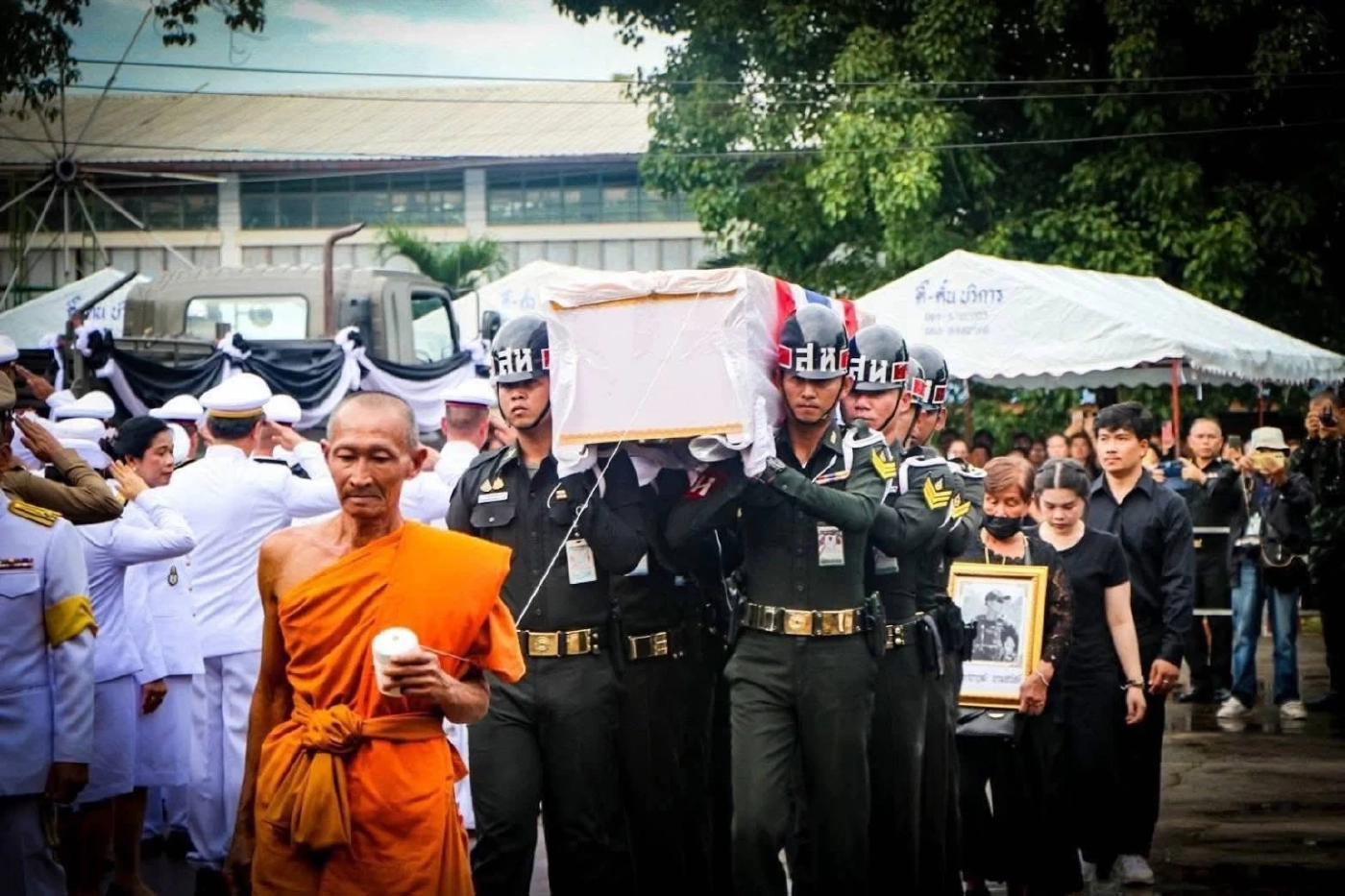 "พิธีส่งร่างทหารกล้า" สดุดีพลีชีพเพื่อชาติ เหตุปะทะชายแดน "ไทย-กัมพูชา"